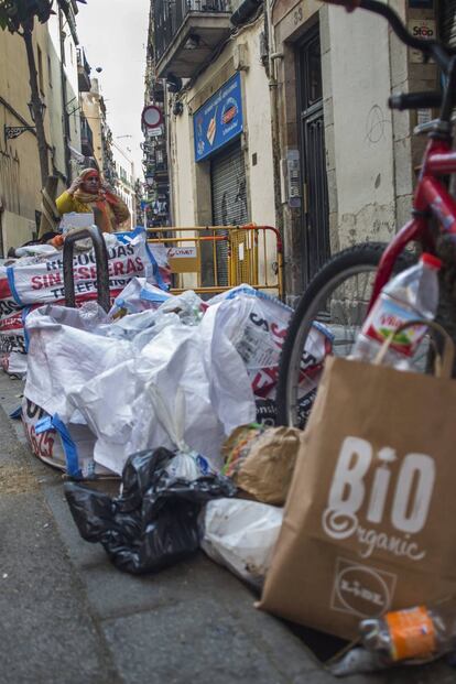 Escombraria al terra d'un carrer de Barcelona.