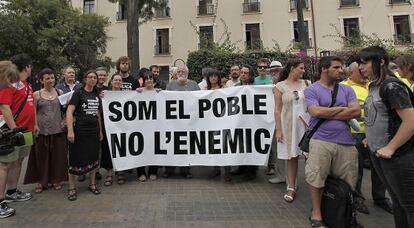 Miembros de la plataforma El Micalet frente al IES Llu&iacute;s Vives de Valencia.