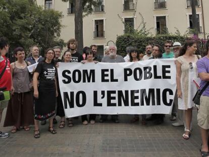 Miembros de la plataforma El Micalet frente al IES Llu&iacute;s Vives de Valencia.