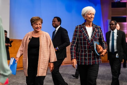 Kristalina Georgieva y Christine Lagarde, a su llegada al acto.