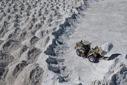 Una máquina de extracción de litio mueve un subproducto de sal en la mina en el desierto de Atacama en el Salar de Atacama, Chile.