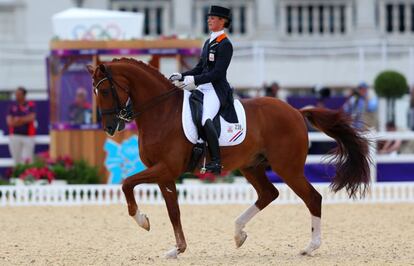 La holandesa Adelinde Cornelissen no quiso arriesgar la salud de su caballo y abandonó la carrera ecuestre que estaba disputando. Para la atleta fue más importante la vida de su compinche que el hacerse con una medalla olímpica. Días antes de la competición, Parzi enfermó debido a la mordedura de un insecto que le causó fiebre en la mandíbula. Pero el día de la final, el equino ya se sentía mejor, y la jinete supuso que se encontraría preparado para salir a trotar. Segundos más tarde, Cornelissen se dio cuenta de que el animal aún no estaba en forma. "Con tal de protegerlo, decidí renunciar... Mi compañero, mi amigo, el caballo que ha dado todo por mí toda su vida no se merece que lo ponga en peligro... Así que sólo saludé y me retiré de la arena". Parzi se encuentra sano y recuperado, según ha informado la deportista en su página de Facebook.