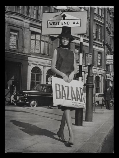 Una modelo posa con una bolsa de Bazaar (1959).