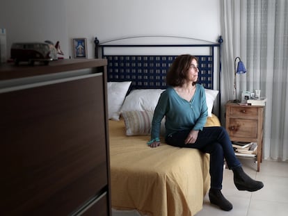 Belen Agüí, una paciente que padece trastornos del sueño, en su casa de Madrid.