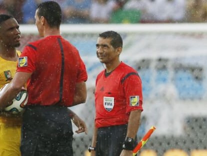 Eto&#039;o habla con los &aacute;rbitros en el Mundial de Brasil.