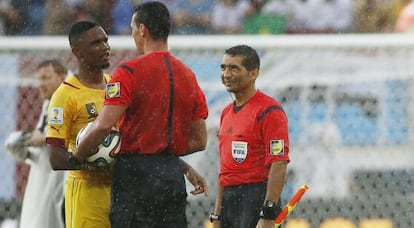 Eto'o habla con los árbitros en el Mundial de Brasil.