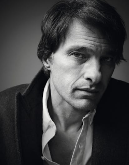 Olivier Martinez fotografiado para ICON, viste abrigo de lana Hackett y camisa Timberland.