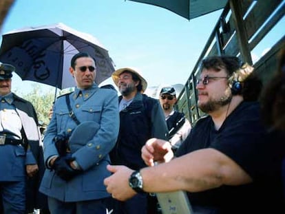 Guillermo del Toro, durante una de las jornadas de trabajo con Sergi López, actores y miembros del equipo de <i>El laberinto del fauno.</i>