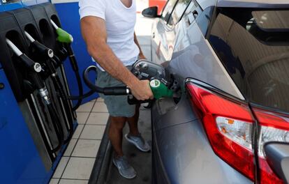 Un hombre reposta en una gasolinera de Madrid.