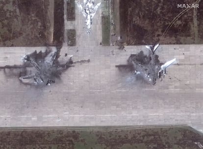 Imagen de satélite que muestra la destrucción de los bombarderos rusos causada por los drones ucranios.
