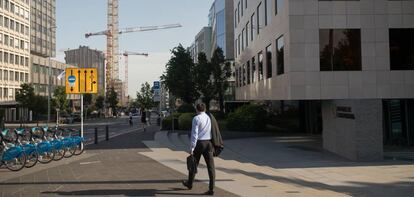 Una persona camina por el distrituo financiero de Luxemburgo.