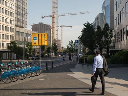 Una persona camina por el distrituo financiero de Luxemburgo.