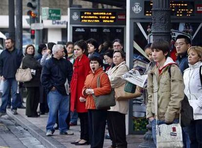 Usuarios en una parada durante la huela de autobuses hoy en Valencia.