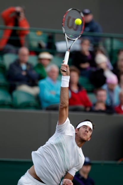 Juan Martín del Potro saca durante su partido de segunda ronda de Wimbledon.