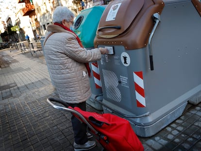 Una vecina de Barcelona usa uno de los contenedores de basura del Ayuntamiento, en una imagen de archivo.