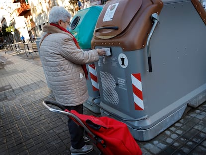 Una vecina de Sant Andreu utiliza un contenedor con apertura inteligente para la basura orgánica, en enero pasado.