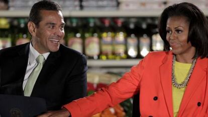 El Alcalde de Los Ángeles, Antonio Villaraigosa, en un evento junto a la primera dama Michelle Obama.