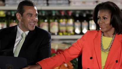 El Alcalde de Los Ángeles, Antonio Villaraigosa, en un evento junto a la primera dama Michelle Obama.