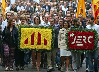 Dirigents d'ERC, encapçalats per Marta Rovira, durant l'ofrena floral al monument de Rafael Casanova.