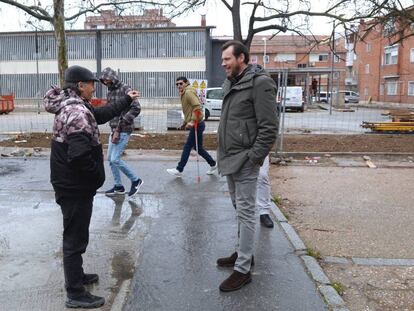 El alcalde de Valladolid, Óscar Puente (d), conversa con un vecino del barrio 29 de Octubre.