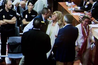 La exalcaldesa de Marbella, Marisol Yagüe besa a su antecesor en el cargo, Julián Muñoz, ante la mirada del cabecilla de la trama, Juan Antonio Roca (a la derecha de espaldas), momentos antes de la lectura del fallo.