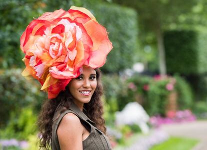 Una asistente luce su tocado en la Royal Ascot 2018.