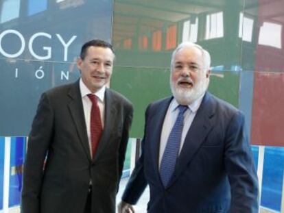 Ángel Simón y Miguel Arias Cañete, en la presentación.