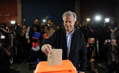 El candidato del Frente Amplio, Tabar&eacute; V&aacute;zquez, vota. 