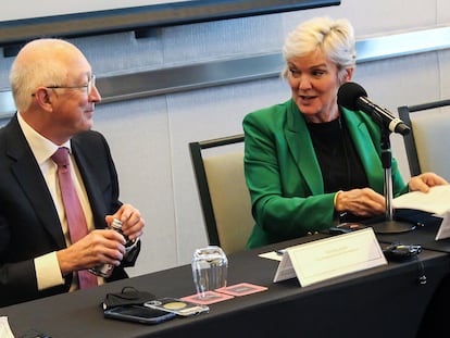 El embajador de EE UU en México, Ken Salazar (i), y la Secretaria de Energía, Jennifer Granholm (d), en Ciudad de México.