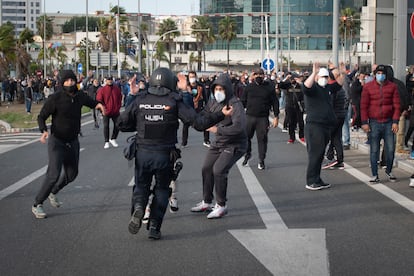 La policía carga contra los trabajadores del metal que intentaban cortar el puente, este viernes en Cádiz.