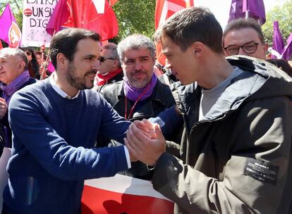 Alberto Garzón saluda a Iñigo Errejón en presencia del líder de CC OO, Unai Sordo (c), durante la manifestación en Madrid.