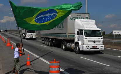 Manifestante em frente a uma refinaria no Rio de Janeiro.