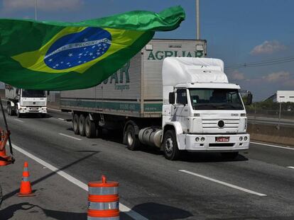 Manifestante em frente a uma refinaria no Rio de Janeiro.