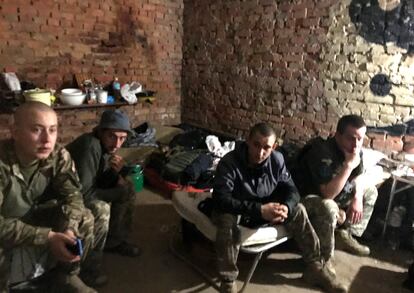 Tanquistas ucranios, en un sótano en el frente de Járkov.