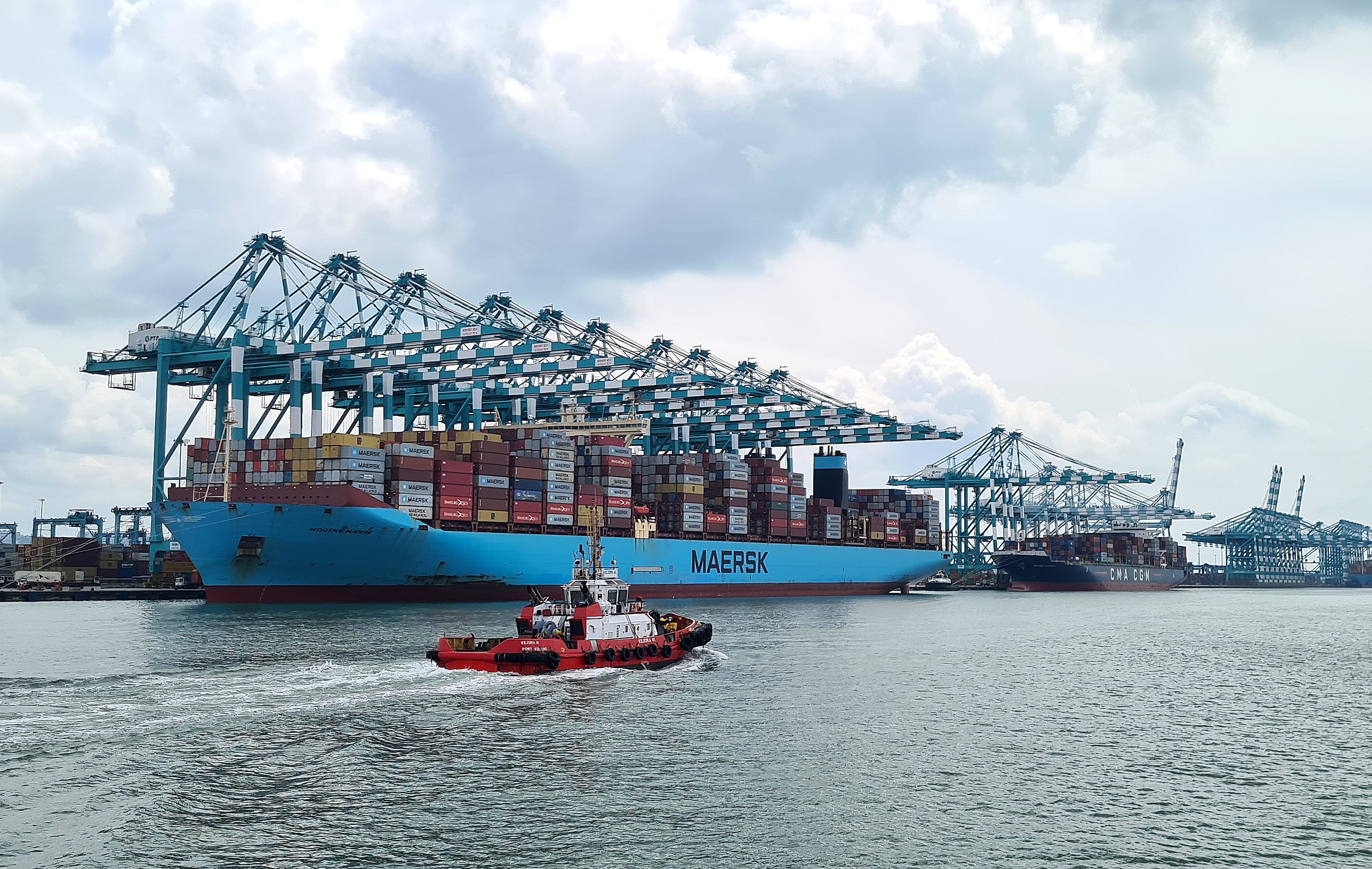 Barcos portacontenedores en el puerto de Tanjung Peelepas (Malasia), en febrero de 2023. / ÁLVARO SÁNCHEZ