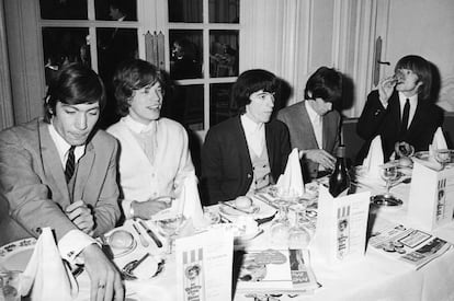 Charlie Watts, Mick Jagger, Bill Wyman, Keith Richards y Brian Jones, los Rolling Stones almorzando en el londinense Savoy Hotel, en septiembre de 1964. Ni a ellos les gustaría tener una comida sofisticada mientras suena su 'Brown sugar'.