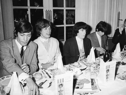 Charlie Watts, Mick Jagger, Bill Wyman, Keith Richards y Brian Jones, los Rolling Stones almorzando en el londinense Savoy Hotel, en septiembre de 1964. Ni a ellos les gustaría tener una comida sofisticada mientras suena su 'Brown sugar'.