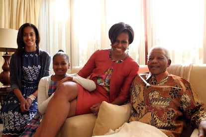 Malia y Sasha Obama acompañaron a su madre en junio de 2011 a un viaje por Sudáfrica. Unos días en los que tuvieron la oportunidad de conocer al expresidente del país y Nobel de la Paz, Nelsson Mandela.