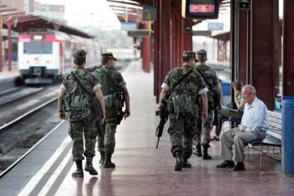 Militares de Infantería de Marina patrullan, en la tarde de ayer, por la estación de Chamartín.