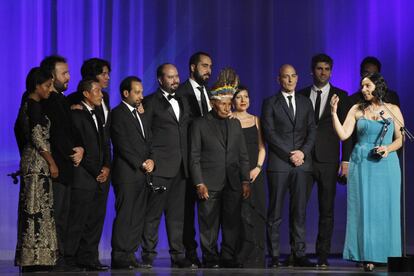 El equipo de la película colombiana El Abrazo de la Serpiente recibe el premio a la mejor película en la ceremonia de los Premios Platino.