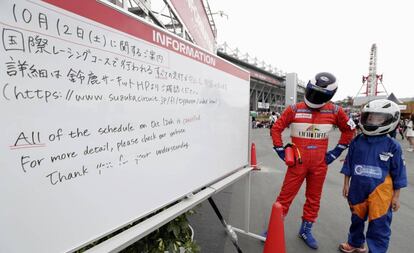 Un cartel en el circuito anuncia la cancelación de la jornada del sábado.