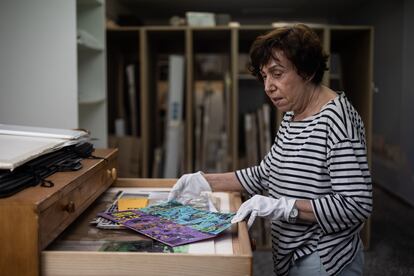 L'artista Eulàlia Grau al seu estudi.