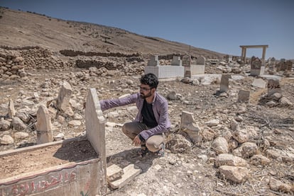 Fahad Herbo en el cementerio de Gabara donde junto a su familia y miles de personas que huyeron de sus pueblos buscaron refugio. Durante varias noches durmieron entre las tumbas al raso.