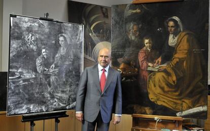 Emilio Botín junto a 'La educación de la Virgen', obra de Velázquez restaurada gracias a la financiación del Banco Santander.