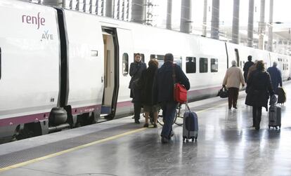 Un grupo de clientes accede a un AVE de Renfe.