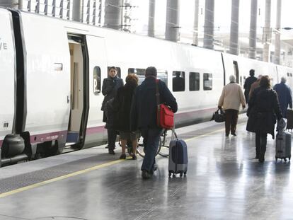 Un grupo de clientes accede a un AVE de Renfe.