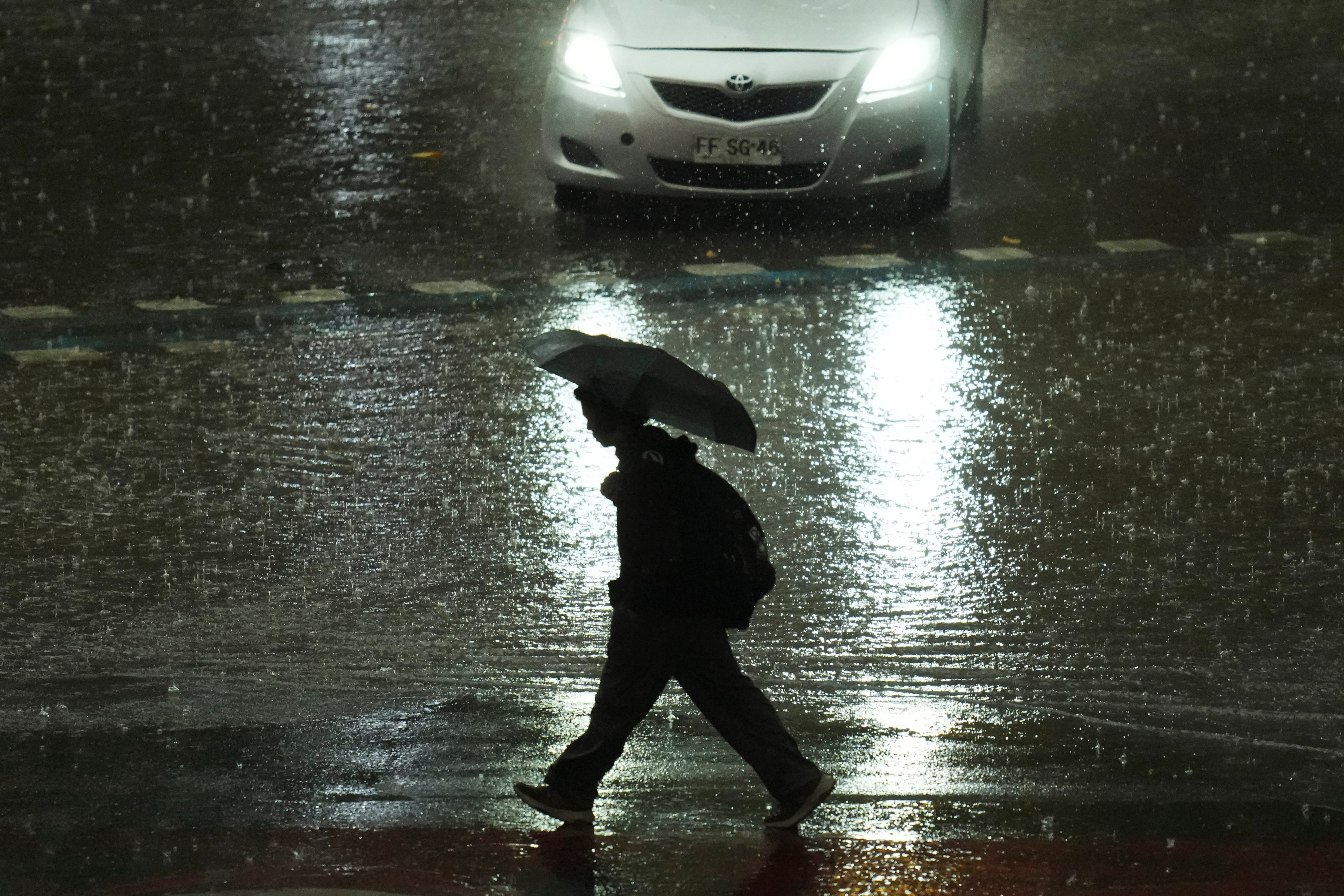 Una lluvia torrencial e inesperada desborda Santiago de Chile