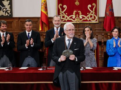 ALCALÁ DE HENARES (MADRID), 23/04/2024.- El escritor español Luis Mateo Diez (c) recibe los aplausos, entre otros, de los reyes de España, Felipe VI y Letizia, del presidente del Gobierno, Pedro Sánchez (2i), el ministro de Cultura, Ernest Urtasun (i), y de la presidenta de la Comunidad de Madrid, Isabel Díaz Ayuso (d), tras recibir el Premio Cervantes 2023 durante una ceremonia celebrada este martes en el Paraninfo de la Universidad de Alcalá de Henares. EFE/Ballesteros POOL
