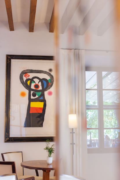 Uno de los 33 originales de Miró que pueden verse en el café Miró del hotel.