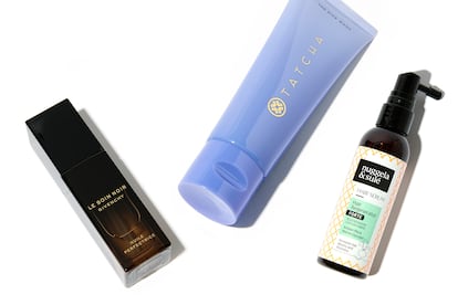 Desde la izda., Huile Perfectrice de la gama Le Soin Noir de GIVENCHY, con algas vitales; limpiador facial The Rice Wash de TATCHA, que incorpora algas rojas, y Sérum para recuperar la fuerza capilar Hair Regenerator Forte de NUGGELA & SULÉ, con glucógeno marino.